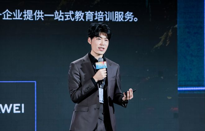 对话胡润U30 | 鲸海拾贝创始人李艮基：我们都是好奇心海洋中捡拾贝壳的孩子，终身成长至关重要